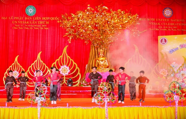 Đêm Trung thu của 2.000 em nhỏ tại chùa Tam Chúc ảnh 3 3.JPG