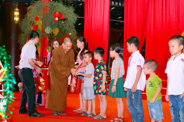 Đêm Trung thu của 2.000 em nhỏ tại chùa Tam Chúc ảnh 4 4.JPG