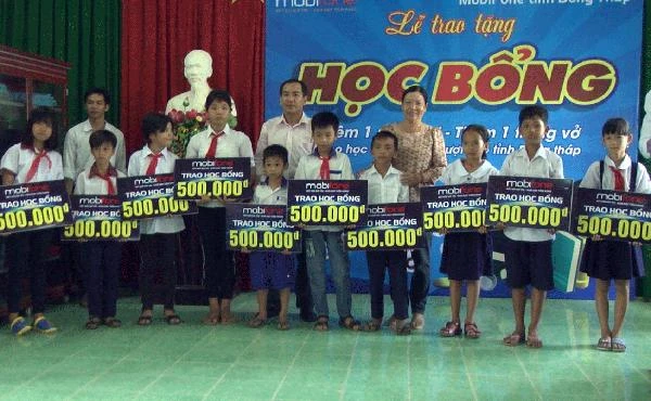 Tang hoc bong cho HS hieu hoc xa  Phu Ninh.JPG