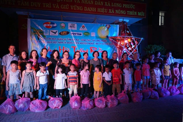 Tang qua trung thu.jpg