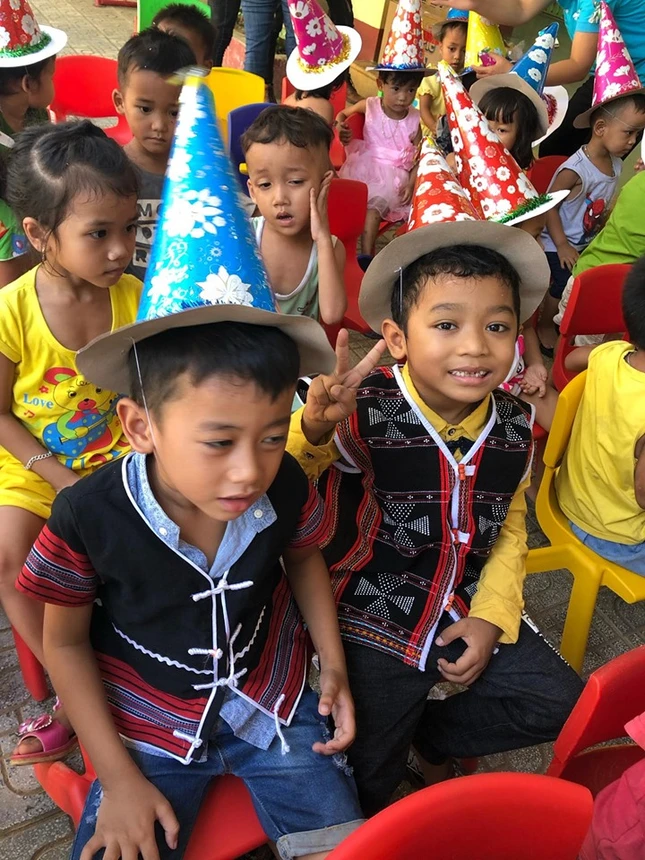 Tre em duoc tang qua Trung thu.jpg