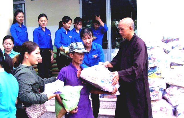 TT. THÍCH NHẬT HIẾU trao quà cho gia đình nghèo ở xã Diên Lâm.jpg