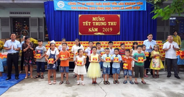 Tặng quà đến học sịnh trường Tiểu học Suối Hiệp (H. Diên Khánh).jpg