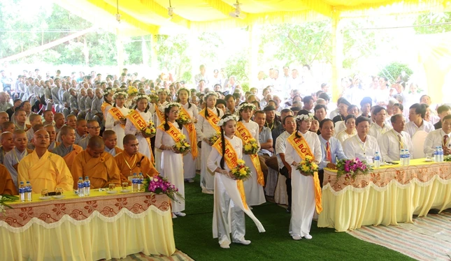 TN Trung Lập- Dâng Hoa.jpg