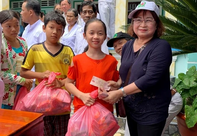 Tang qua cho TE huyen Go Quao.jpg