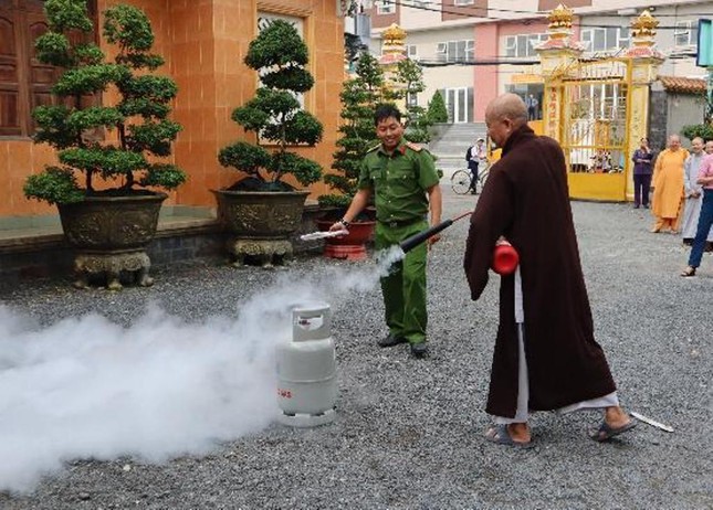 Tăng Ni Q.Thủ Đức tập huấn phòng cháy chữa cháy ảnh 2 4td.jpg