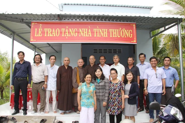 Chùa Phụng Sơn bàn giao nhà tình thương tại Bến Tre ảnh 1 1.jpg