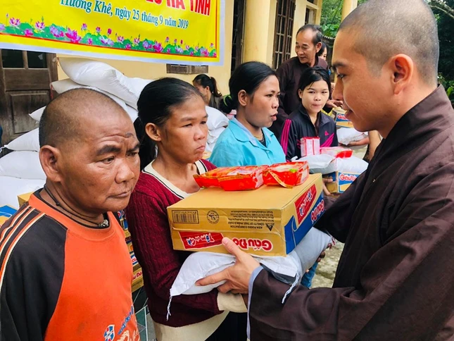 Tang qua cuu tro dong bao dan toc  HT.jpg