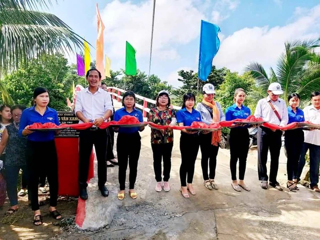 Cat bang khanh thanh cau Kong Van  Xang.jpg