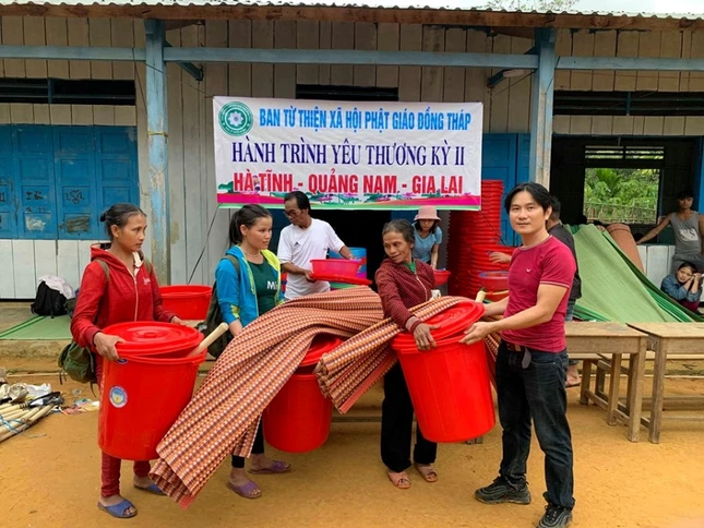 Tang do dung sinh hoat GD cho dong  bao Xe Dang.jpg