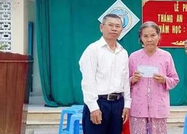 Thầy Nguyễn Thắng Anh - Hiệu trường Nhà trường, trao tiền cho bà nội HS Nhật Minh (1).jpg