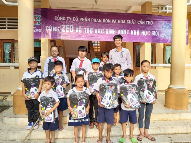 Tặng quà, khám bệnh ở Kon Tum, Nghệ An, Đồng Tháp ảnh 3 TRAO HỌC BỔNG.jpg