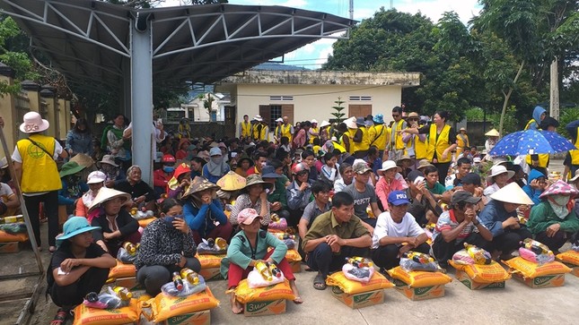 Trao quà cho Nhân dân xã Rờ Kơi, huyện Sa Thầy.jpg