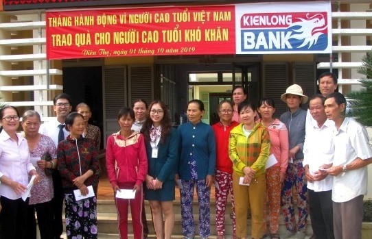 Trao nhà tình thương, quà đến người cao tuổi ảnh 2 Đại diện NH Kiên Long trao quà cho NCT khó khăn.jpg