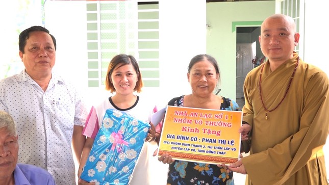 Các đơn vị, cá nhân bàn giao nhà, tặng quà ảnh 3 Đại đức Thích Minh Chánh Trụ trì chùa Linh Thứu cùng Ct UBMTTQVN TT Lấp Vò trao bảng nhà cho hộ nghèo Phan Thị Lệ.jpg