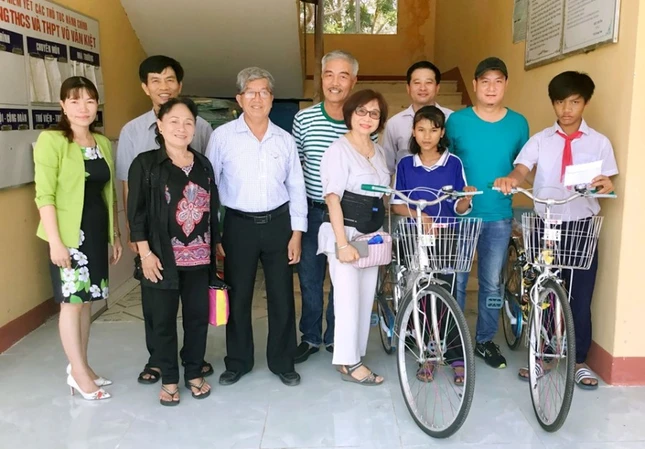 Tặng xe đạp cho 2 học sinh nghèo.jpg