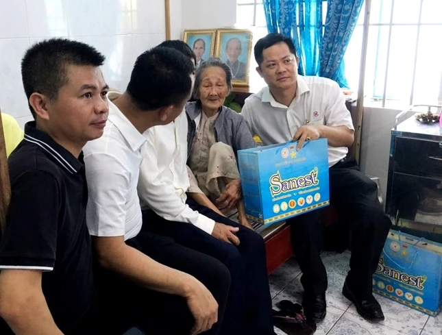 Tặng quà cụ già tại Trung tâm BTXH  Khánh Hòa.jpg