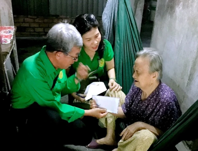 Trao tiền bà Hồ Thị Dễ bị mù mắt, sống một mình.jpg