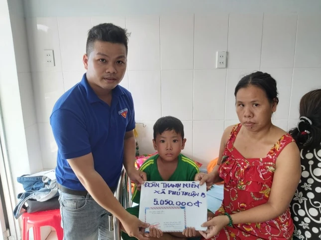 TRAO TIỀN HỖ TRỢ ĐỘI VIÊN GẶP KHÓ.jpg