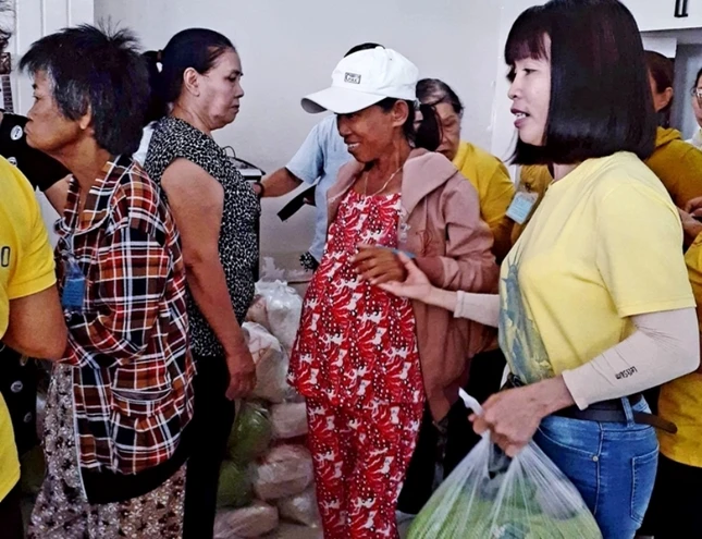 Tặng quà đến bệnh nhân nghèo ngày 13-10-2019.jpg