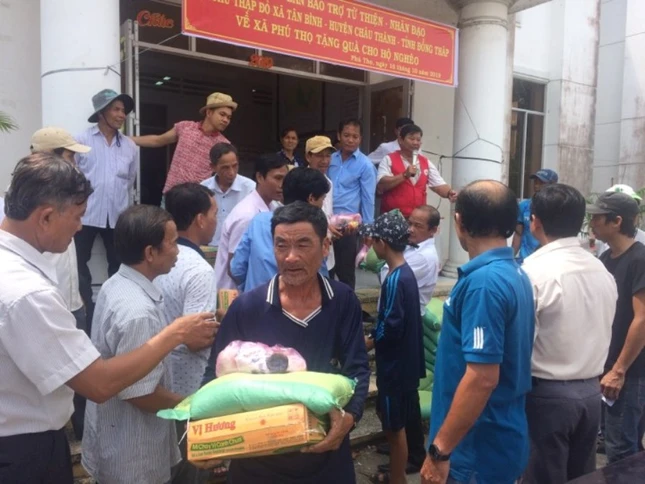 Canh tang qua cho ho ngheo tai  huyen Tam Nong.jpg