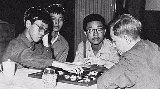 'Đệ nhất thần đồng' tìm lối thoát nơi cửa Phật ảnh 2 Ninh Bạc chơi cờ vây với phó thủ tướng Trung Quốc Phương Nghị. Ảnh: Sina.