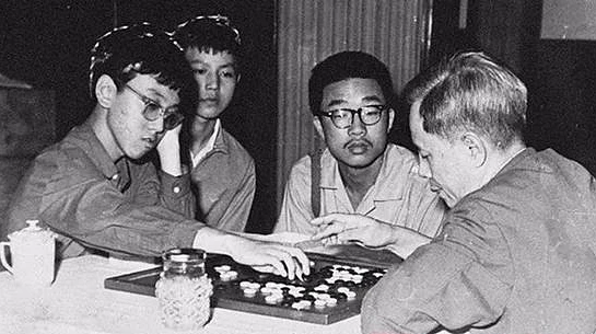 Ninh Bạc&nbsp;chơi cờ vây với phó thủ tướng Trung Quốc Phương Nghị. Ảnh:&nbsp;Sina.