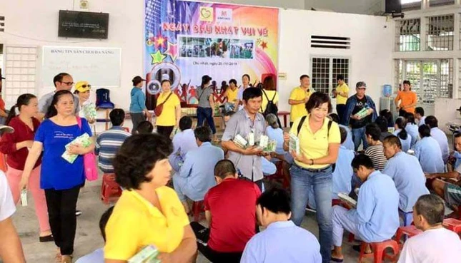 Tặng quà các bệnh nhân tâm thần ngày 20-10.jpg