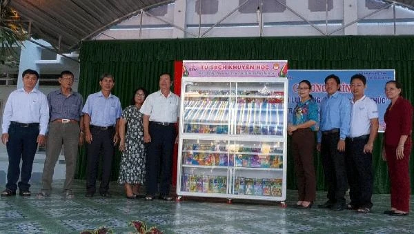 Tang Tu sach khuyen hoc.JPG