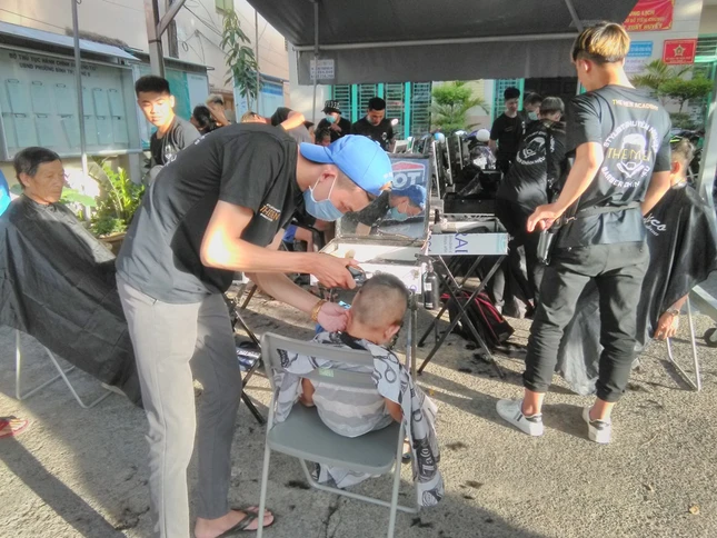 Nhóm bạn trẻ cắt tóc miễn phí ở Bình Tân ảnh 1 cat toc mien phi 001.jpg