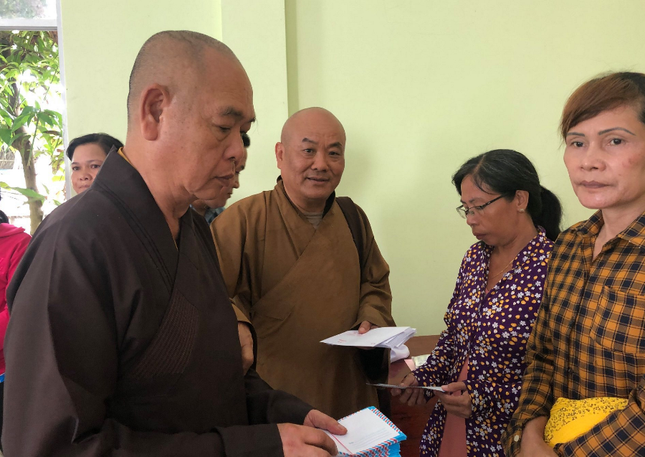 Tặng quà đến người nghèo, học sinh ảnh 1 THHC.png