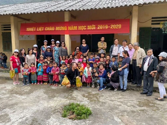 Tang qua cho GV-HS nguoi dan toc  tinh Ha Giang (1).jpg