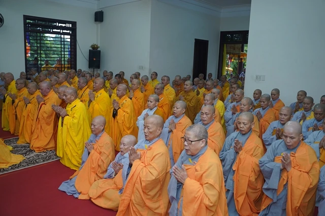 Nhiều người về Từ Đàm đảnh lễ Đại lão HT.Thích Trí Quang ảnh 11 15.JPG