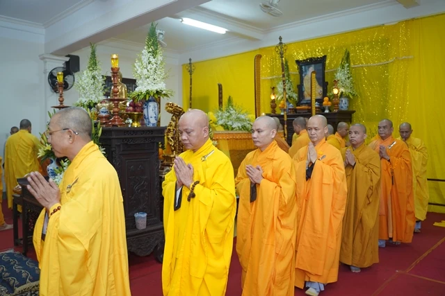 Nhiều người về Từ Đàm đảnh lễ Đại lão HT.Thích Trí Quang ảnh 9 21.JPG