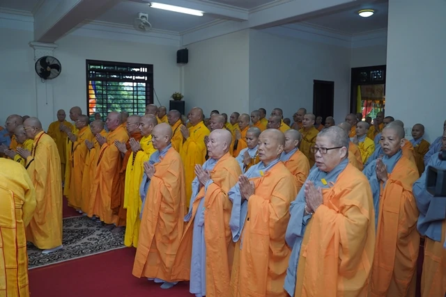 Nhiều người về Từ Đàm đảnh lễ Đại lão HT.Thích Trí Quang ảnh 10 7.JPG