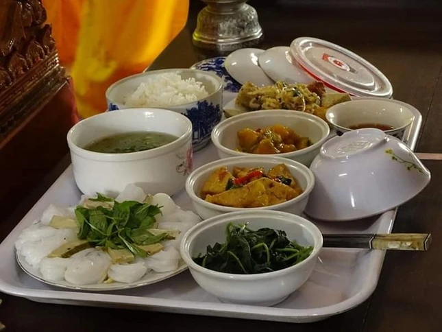 Nhiều người về Từ Đàm đảnh lễ Đại lão HT.Thích Trí Quang ảnh 6 74789160_790363424740178_7728298967703748608_n.jpg