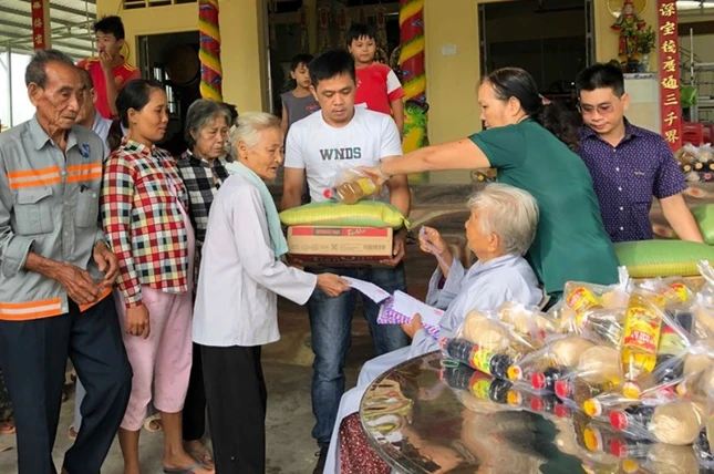 Tang 100 phan qua cho ho ngheo vung  bien gioi xa Tan Ho Co.jpg