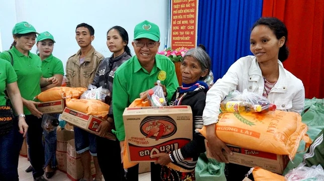 Tăng quà đồng bào xã Khánh Hiệp, Khánh Sơn.jpg