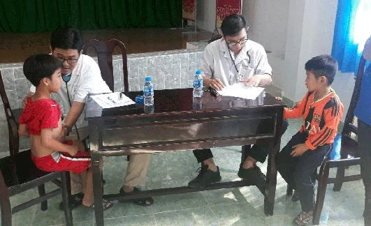 kham benh cho tre em.JPG