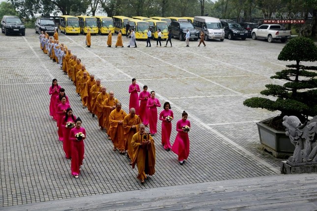 2. Cung nghinh chư tôn đức tăng ni quang lâm buổi lễ.jpg