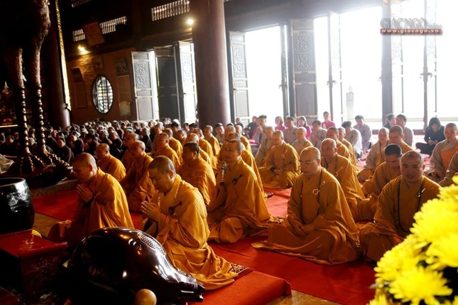 3. Thượng tọa Thích Thọ Lạc, Thượng tọa Thích Thanh Kim và Thượng tọa Thích Minh Quang làm lễ thỉnh Phật.jpg