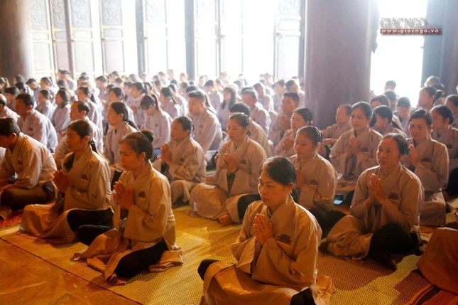 5. Đông đảo Phật tử thành kính tham dự (1).jpg