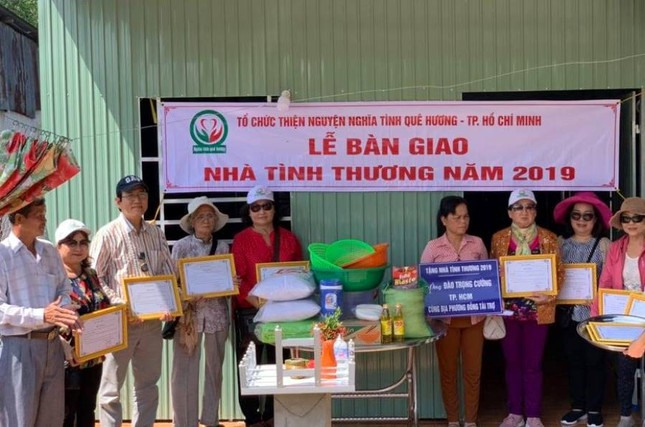 Canh tang nha va qua cho ho ngheo huyen Cai Be Tien Giang.jpg