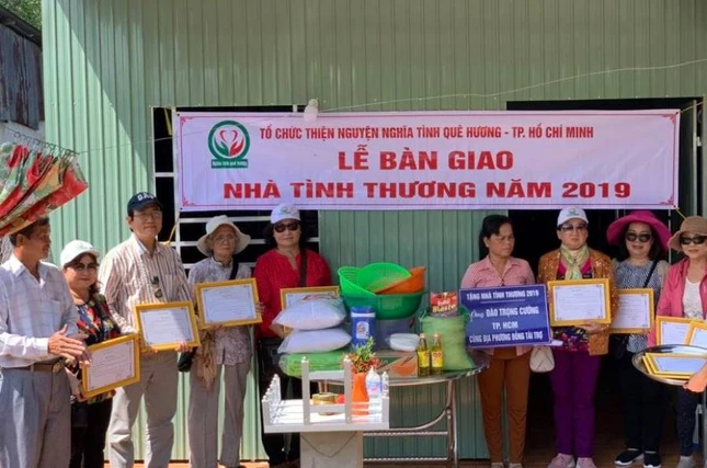 Canh tang nha va qua cho ho ngheo  huyen Cai Be Tien Giang.jpg