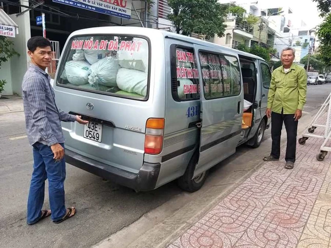 Dua qua len xe dem tang cho cua  hang 0 dong.jpg