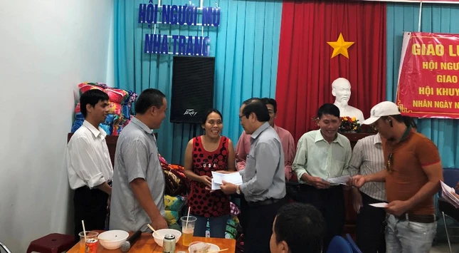 Tang tien cho nguoi mu.jpg