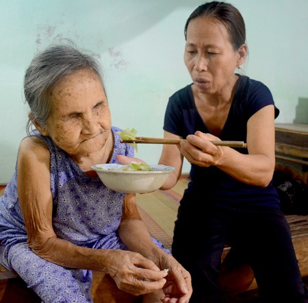 Người phụ nữ đưa cụ bà mù lòa về làm mẹ ảnh 1 Bà Lê Thị Mộng Thu đút canh cho cụ Mịch ăn. Ảnh: Đắc Thành.