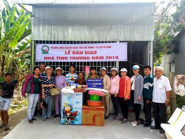 Tang nha va qua cho ho ngheo xa  Vinh Trach.jpg