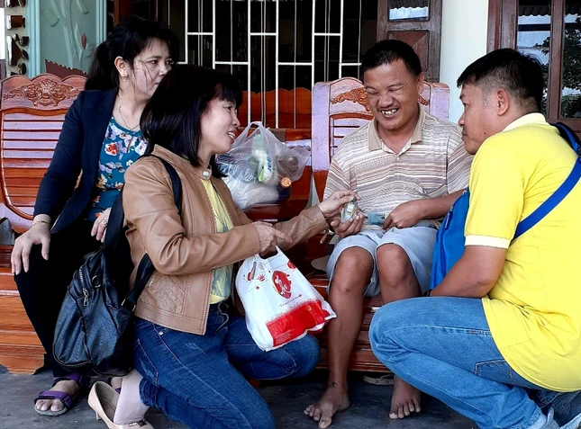 Thăm và tặng quà người khuyết tật, bệnh tâm thần.jpg