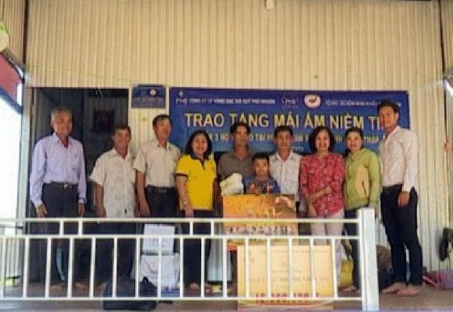 Canh trao tang nha va qua.JPG